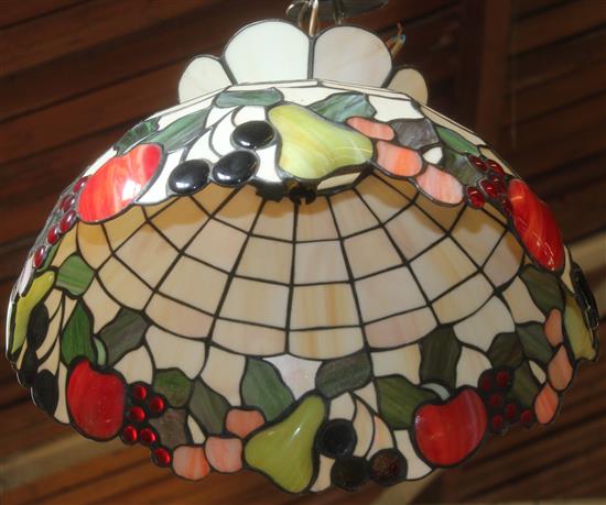 Tiffany style lamp & 2 hanging shades(-)